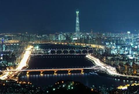 Namsan Seoul Tower pada waktu malam