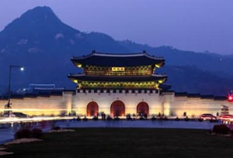 Gwanghwamun Square pada waktu malam